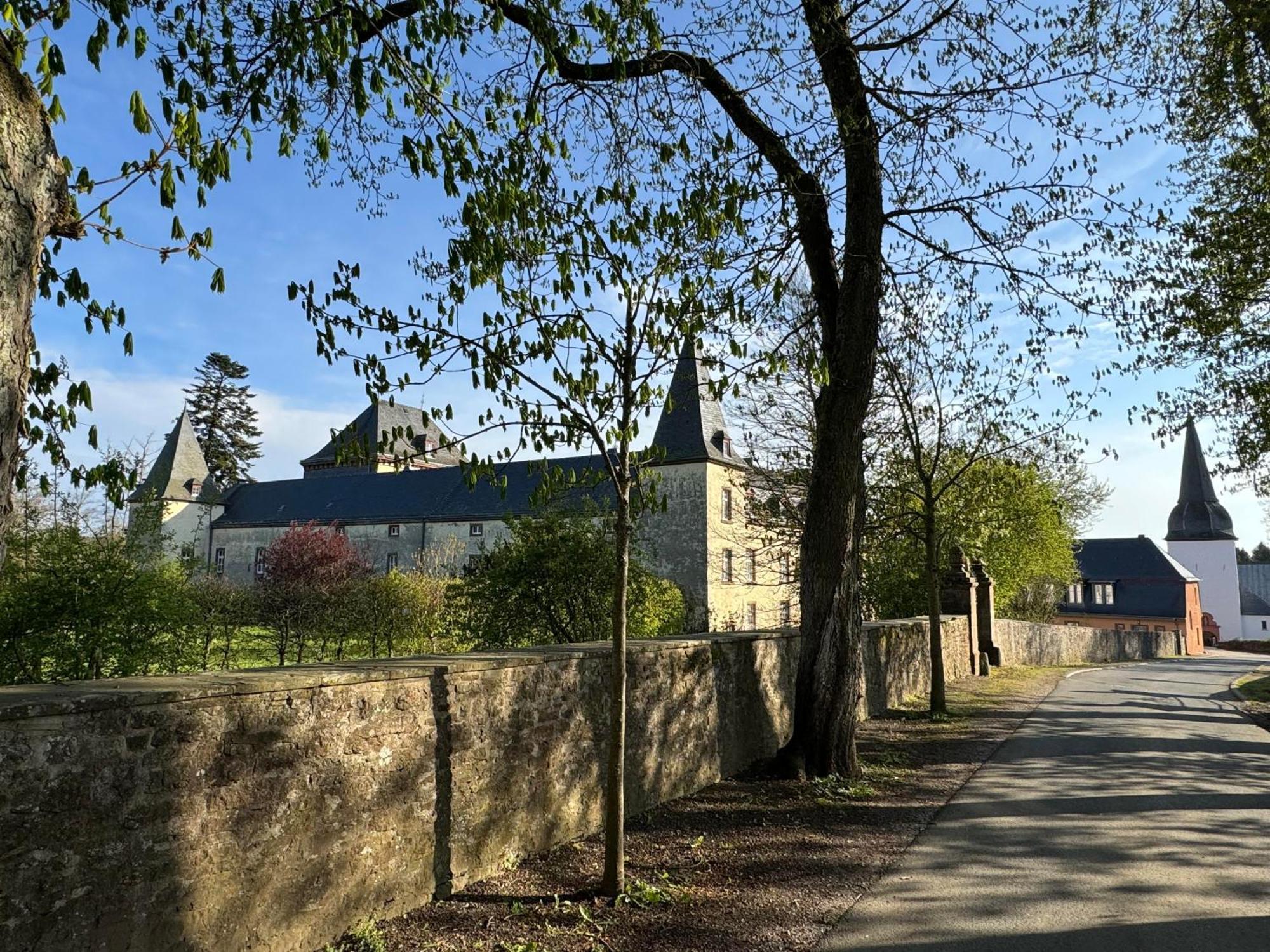 L' Extravagante Im Garten Von Schloss Schmidtheim 外观 照片